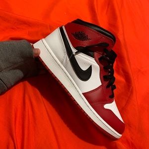 Jordan 1 mid chicago’s